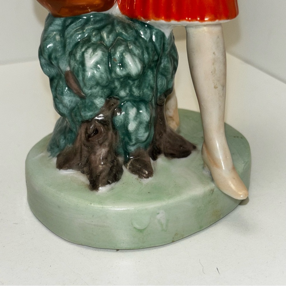 Tupperware Series II ceramic “Tupperware Lady” art deco style figurine - Picture 6 of 7